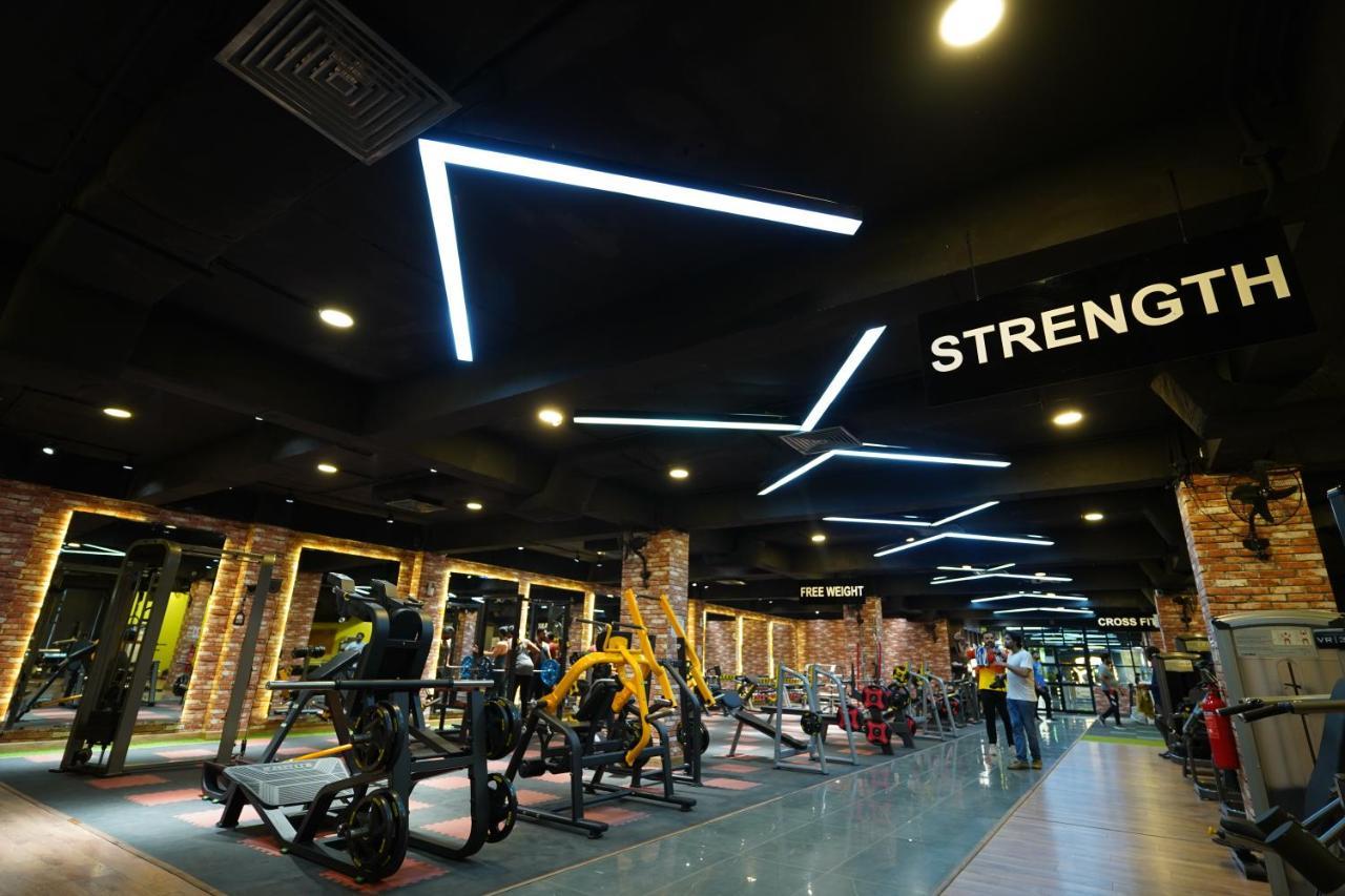 Oxygym Club Hotel & Suites Faisalabad Esterno foto