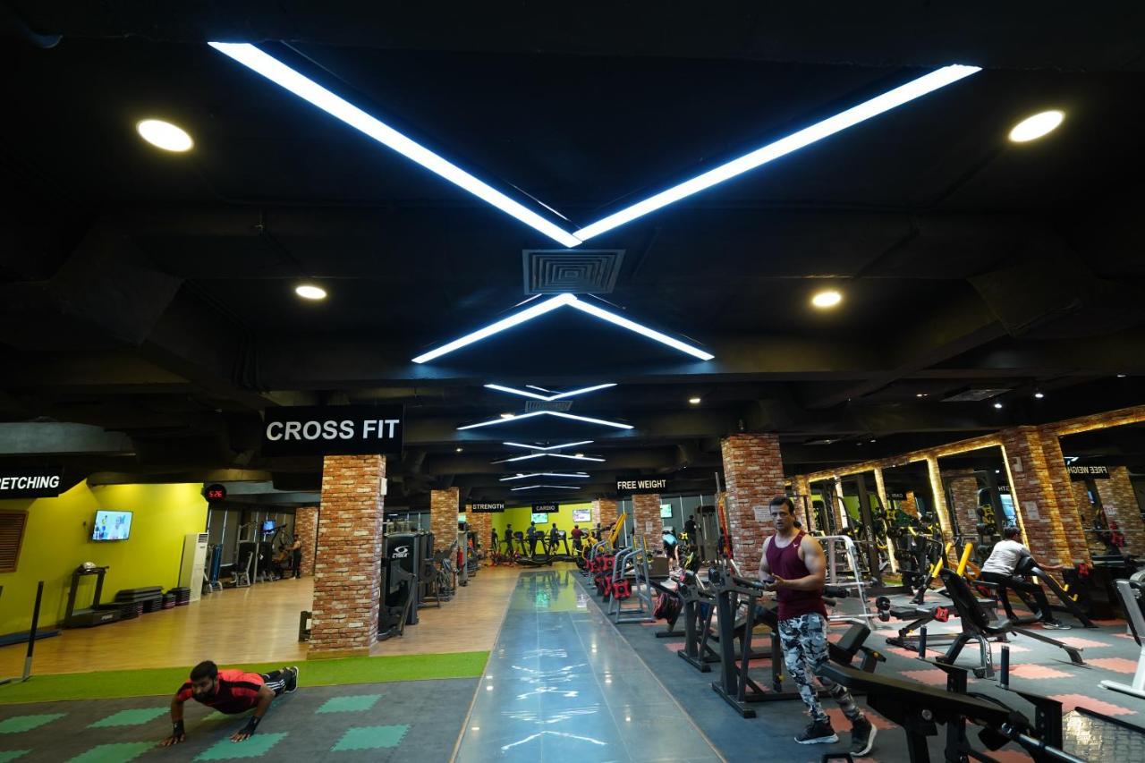 Oxygym Club Hotel & Suites Faisalabad Esterno foto