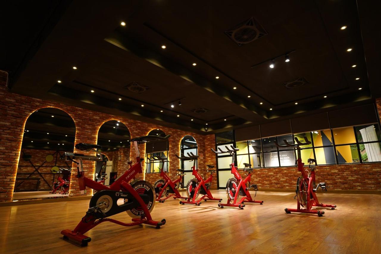 Oxygym Club Hotel & Suites Faisalabad Esterno foto
