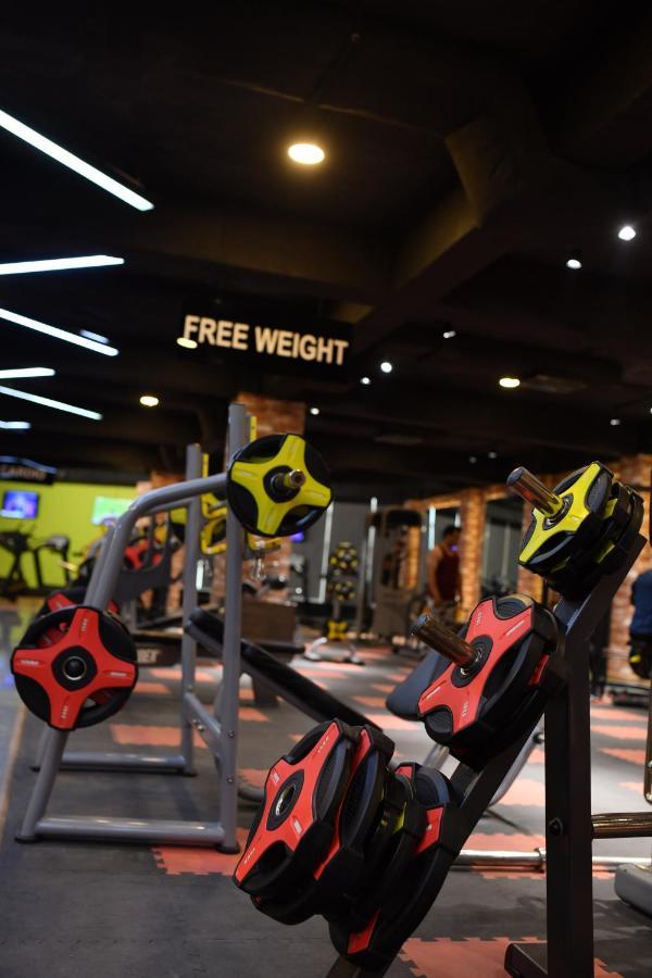 Oxygym Club Hotel & Suites Faisalabad Esterno foto