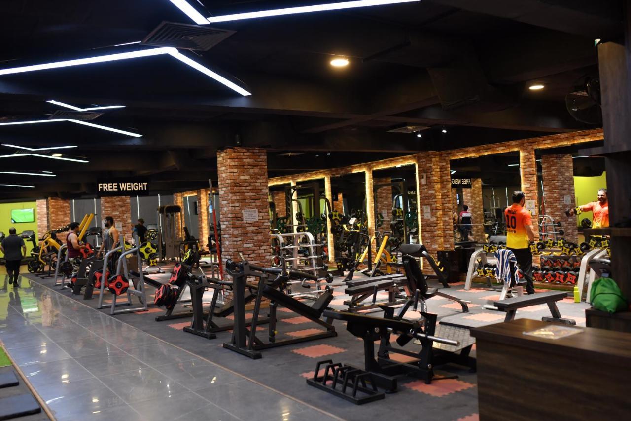 Oxygym Club Hotel & Suites Faisalabad Esterno foto