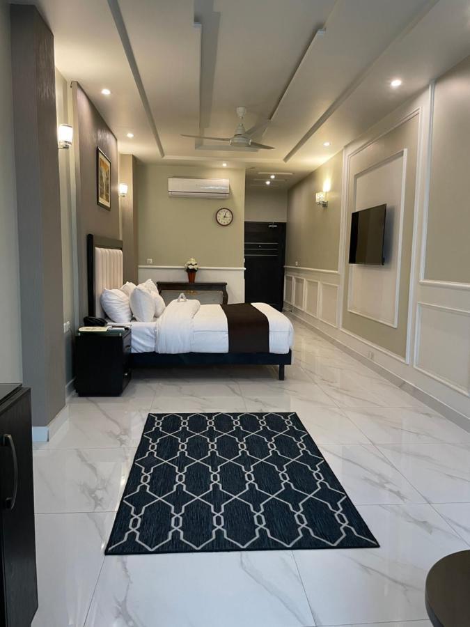 Oxygym Club Hotel & Suites Faisalabad Esterno foto