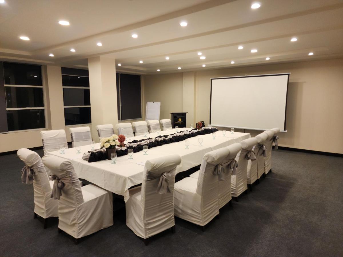 Oxygym Club Hotel & Suites Faisalabad Esterno foto