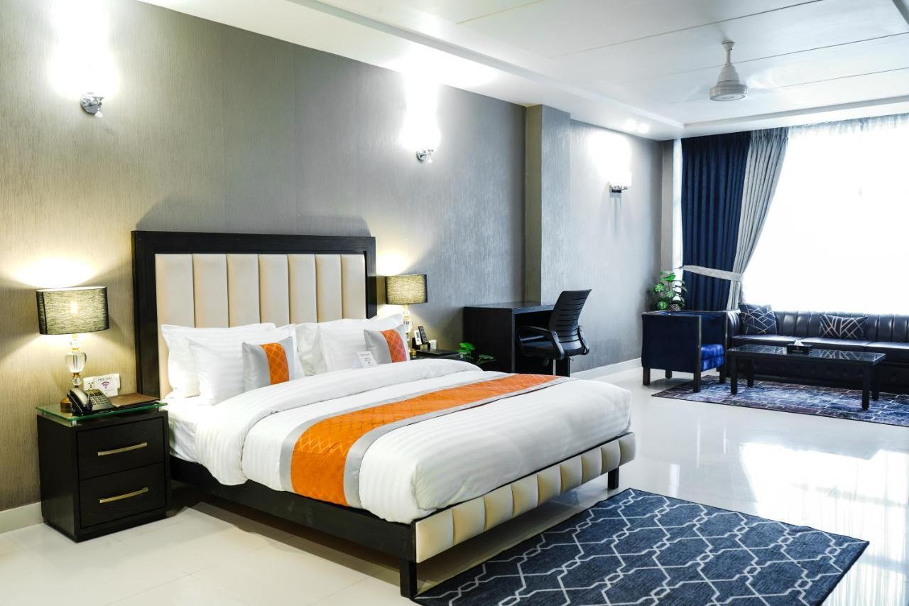 Oxygym Club Hotel & Suites Faisalabad Esterno foto