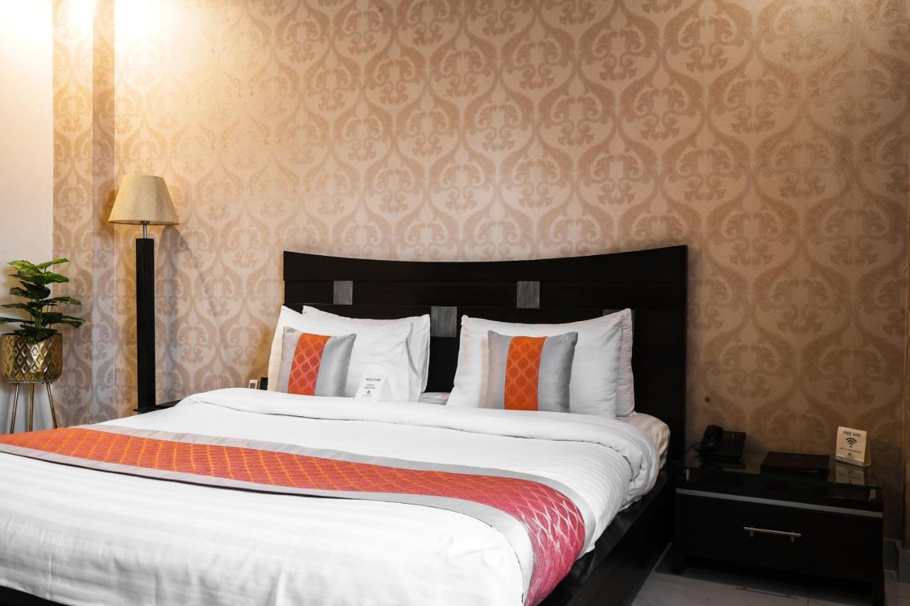 Oxygym Club Hotel & Suites Faisalabad Esterno foto