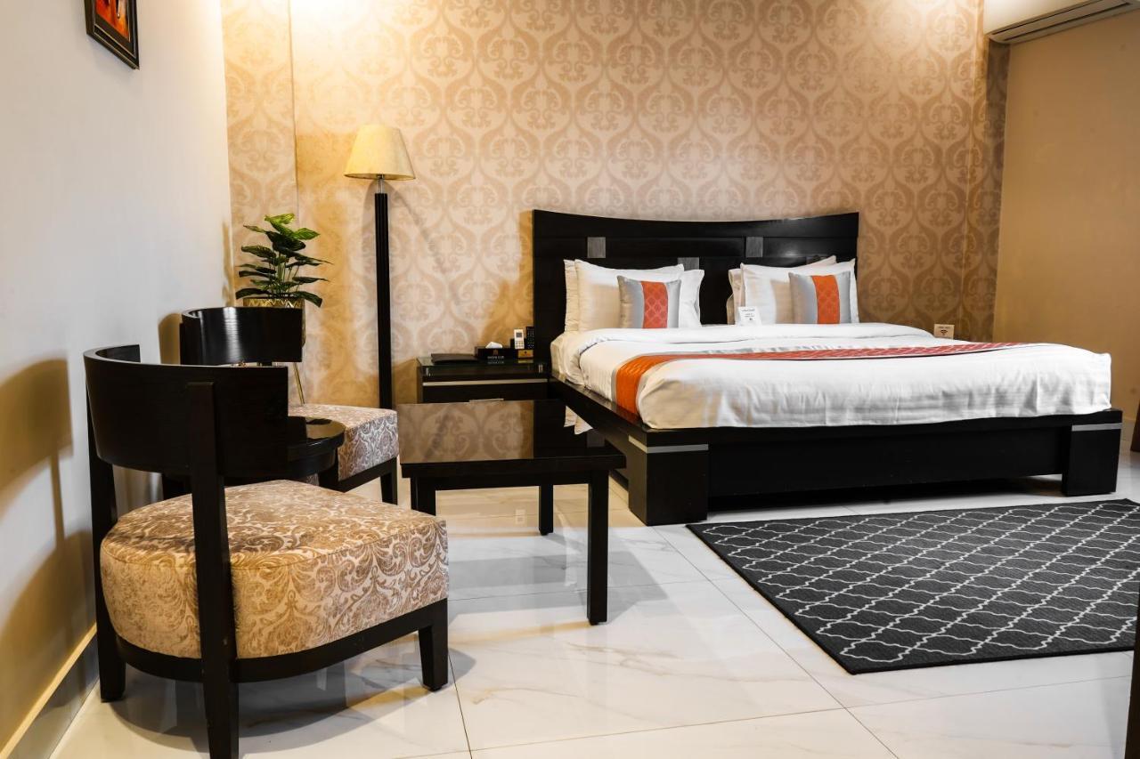 Oxygym Club Hotel & Suites Faisalabad Esterno foto