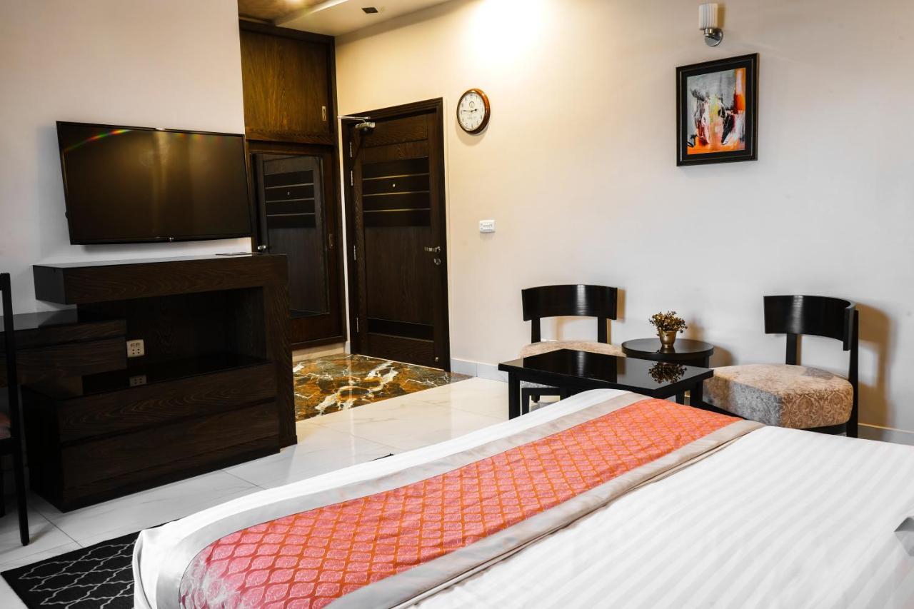 Oxygym Club Hotel & Suites Faisalabad Esterno foto