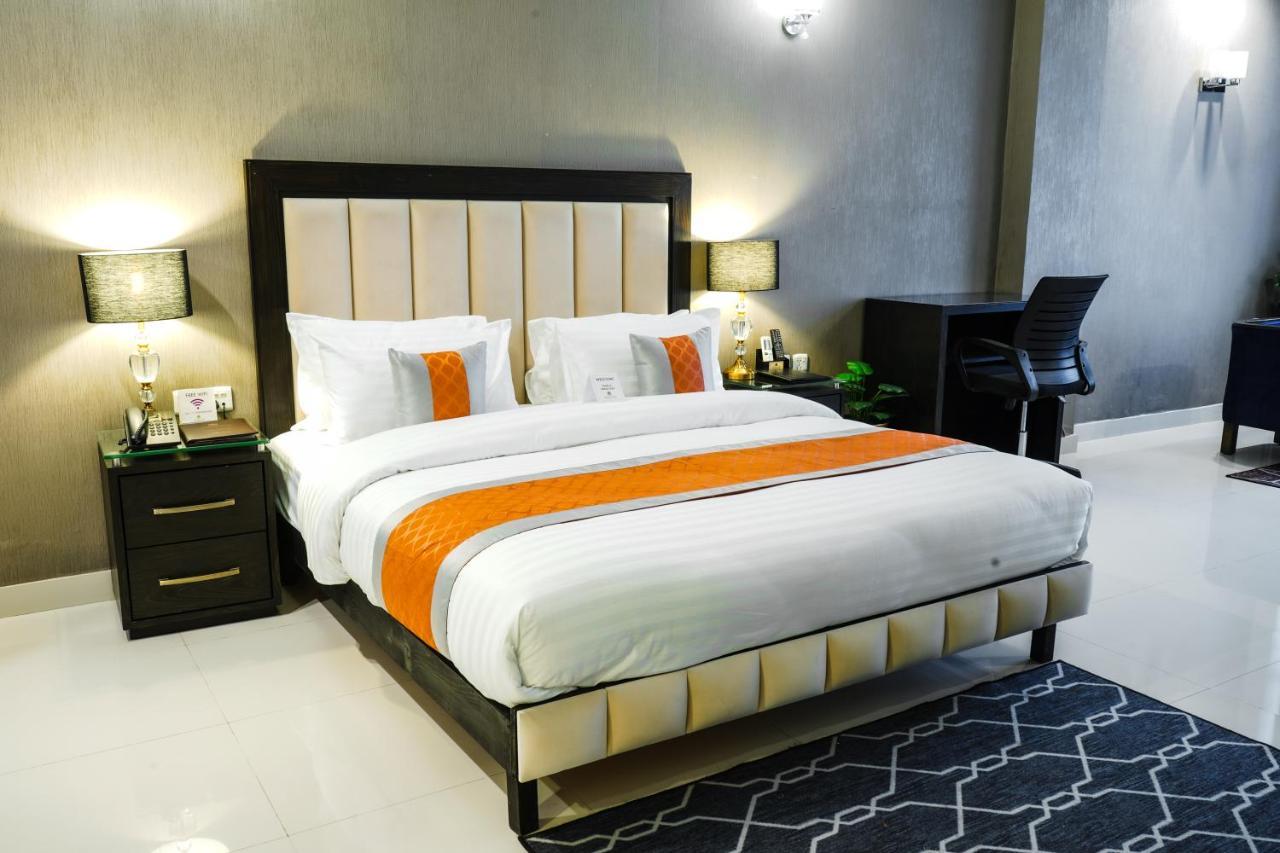 Oxygym Club Hotel & Suites Faisalabad Esterno foto