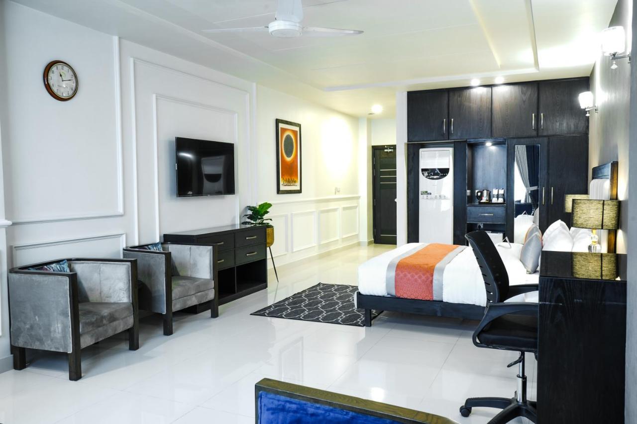 Oxygym Club Hotel & Suites Faisalabad Esterno foto
