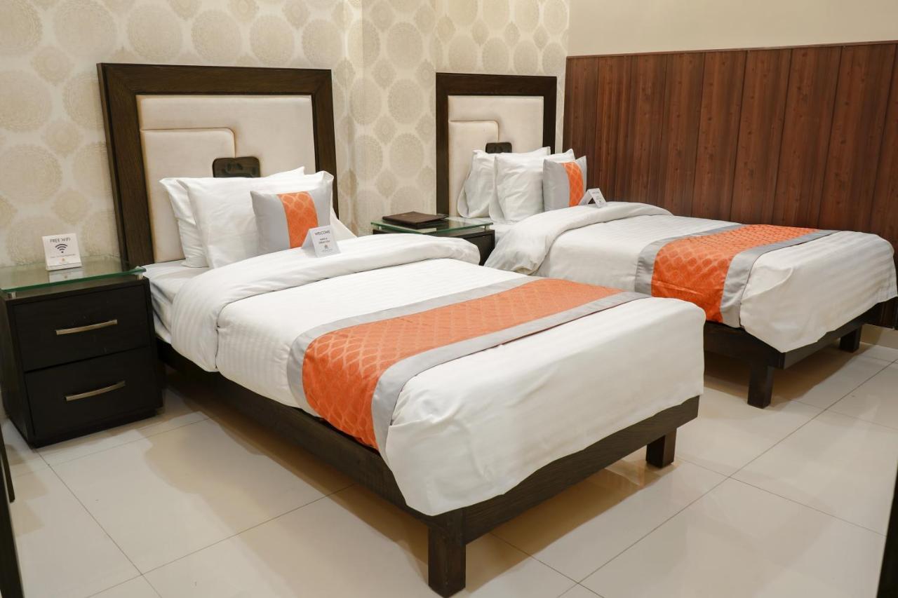 Oxygym Club Hotel & Suites Faisalabad Esterno foto