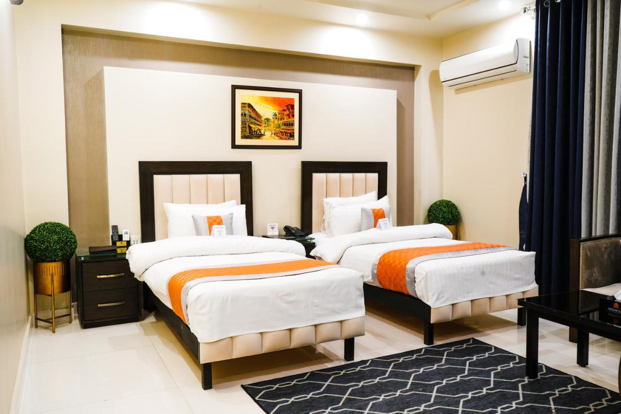 Oxygym Club Hotel & Suites Faisalabad Esterno foto