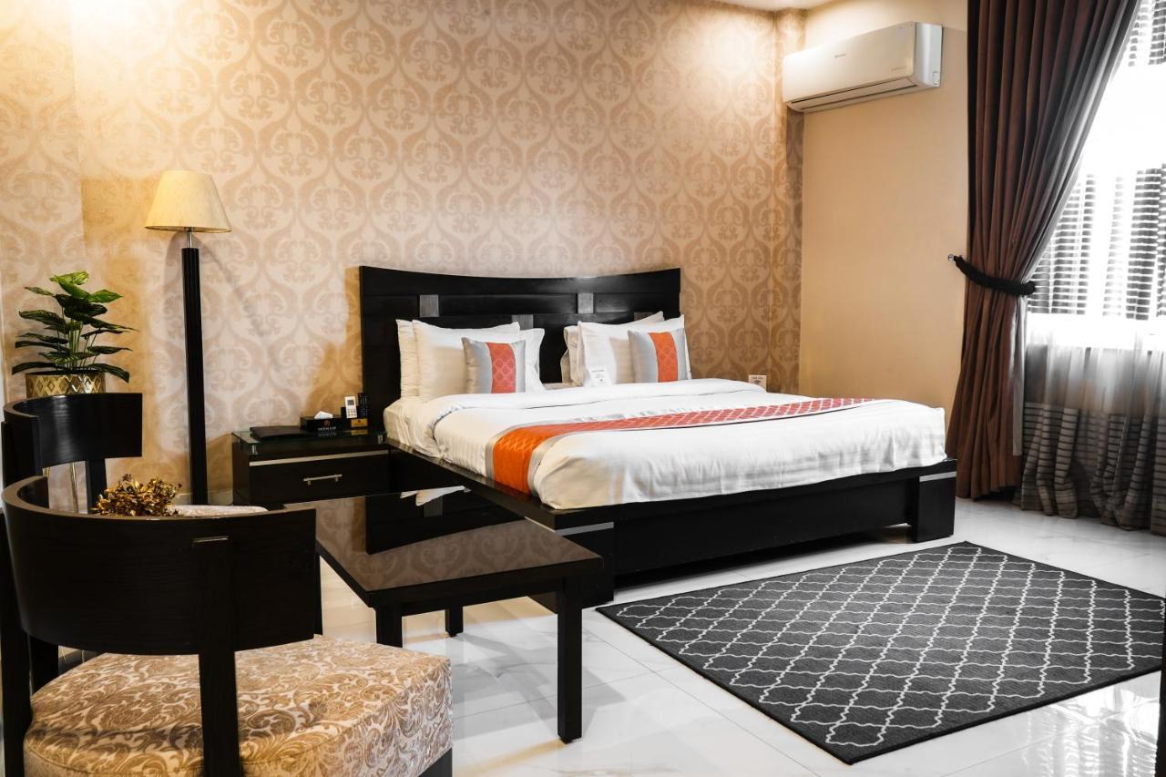 Oxygym Club Hotel & Suites Faisalabad Esterno foto