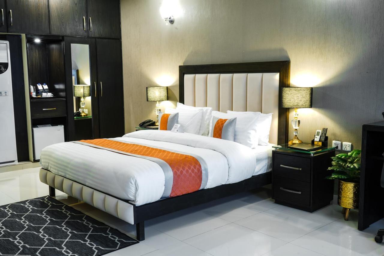 Oxygym Club Hotel & Suites Faisalabad Esterno foto