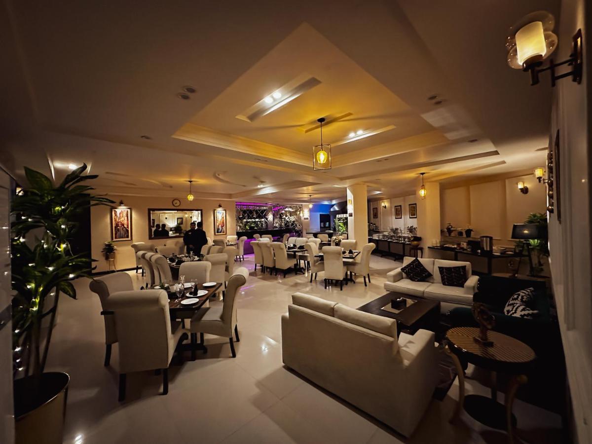 Oxygym Club Hotel & Suites Faisalabad Esterno foto