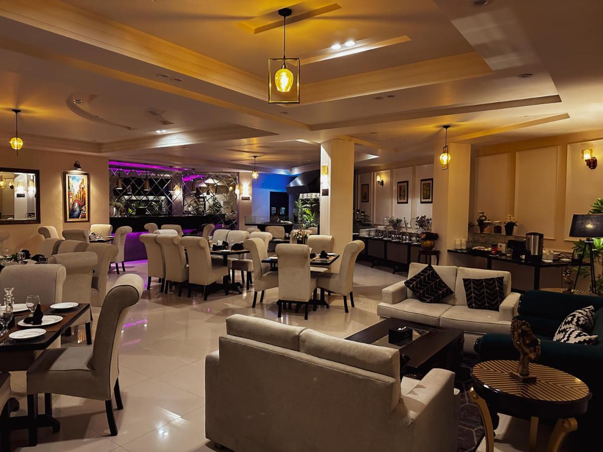 Oxygym Club Hotel & Suites Faisalabad Esterno foto