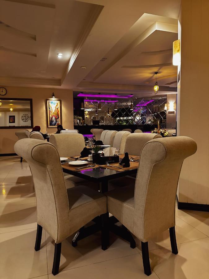 Oxygym Club Hotel & Suites Faisalabad Esterno foto