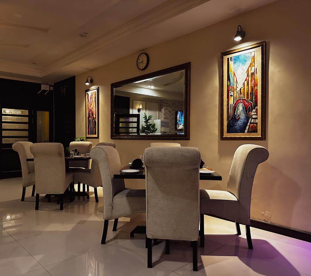 Oxygym Club Hotel & Suites Faisalabad Esterno foto