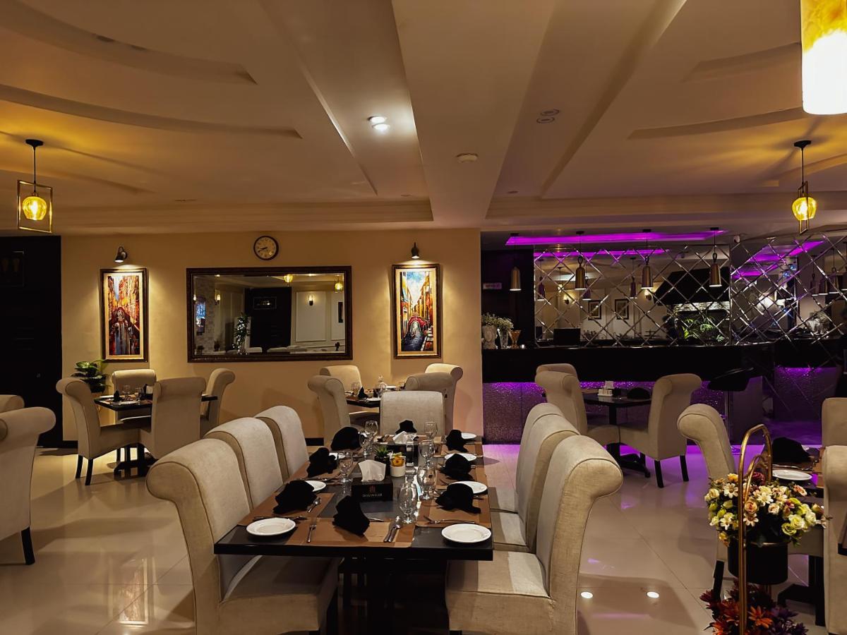 Oxygym Club Hotel & Suites Faisalabad Esterno foto