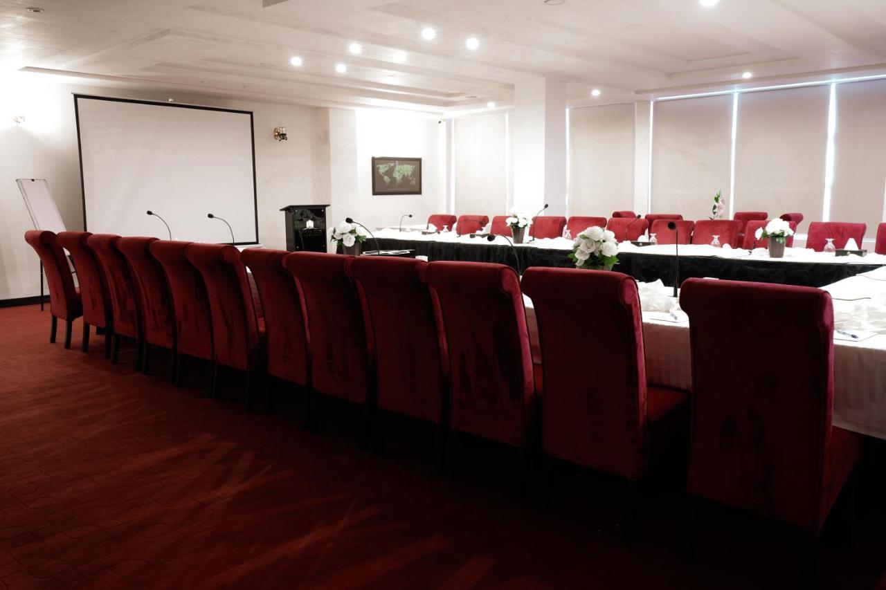 Oxygym Club Hotel & Suites Faisalabad Esterno foto