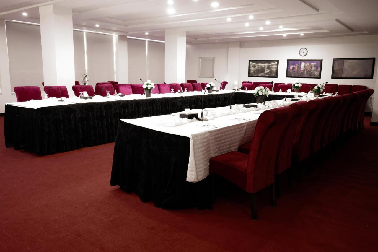 Oxygym Club Hotel & Suites Faisalabad Esterno foto